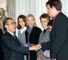 Obuchi chats with German teenagers